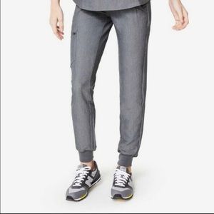 Gray jogger figs